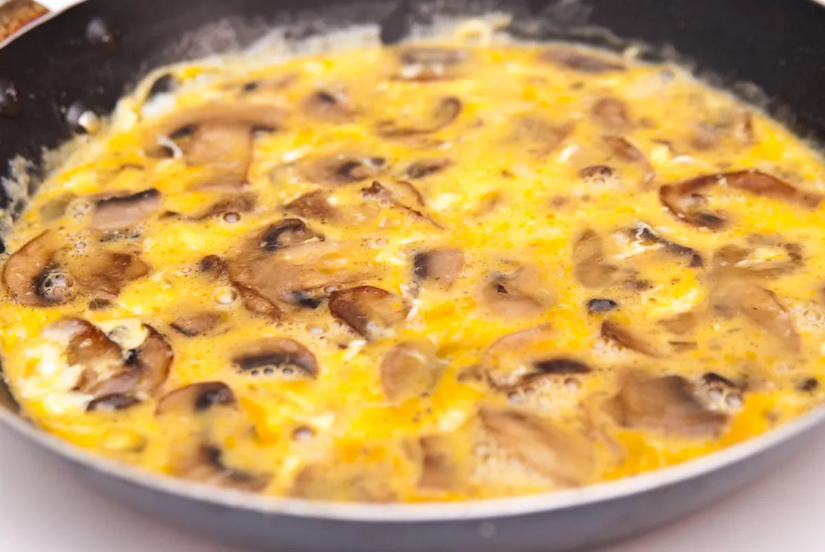 RECETA: HUEVOS A LA CAZUELA CON SETAS Y FUET