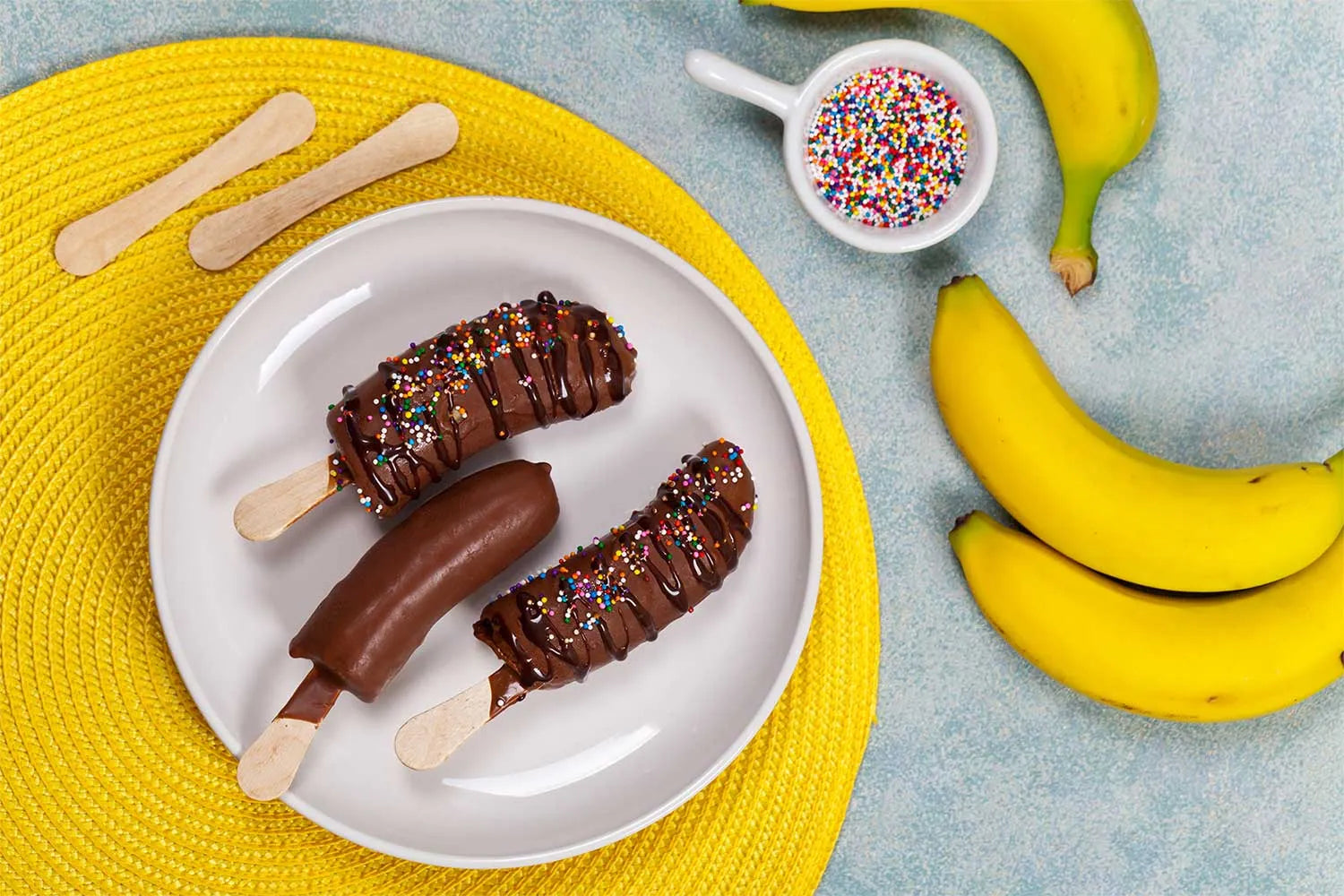 Plátanos helados cubiertos de chocolate