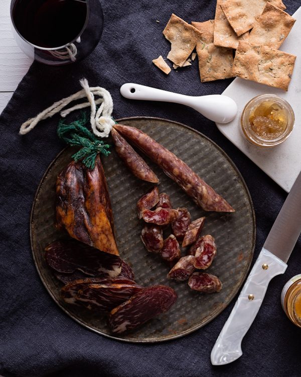 lomito iberico, secallona, confitura, crackers y vino. Cuchillo de nacar.