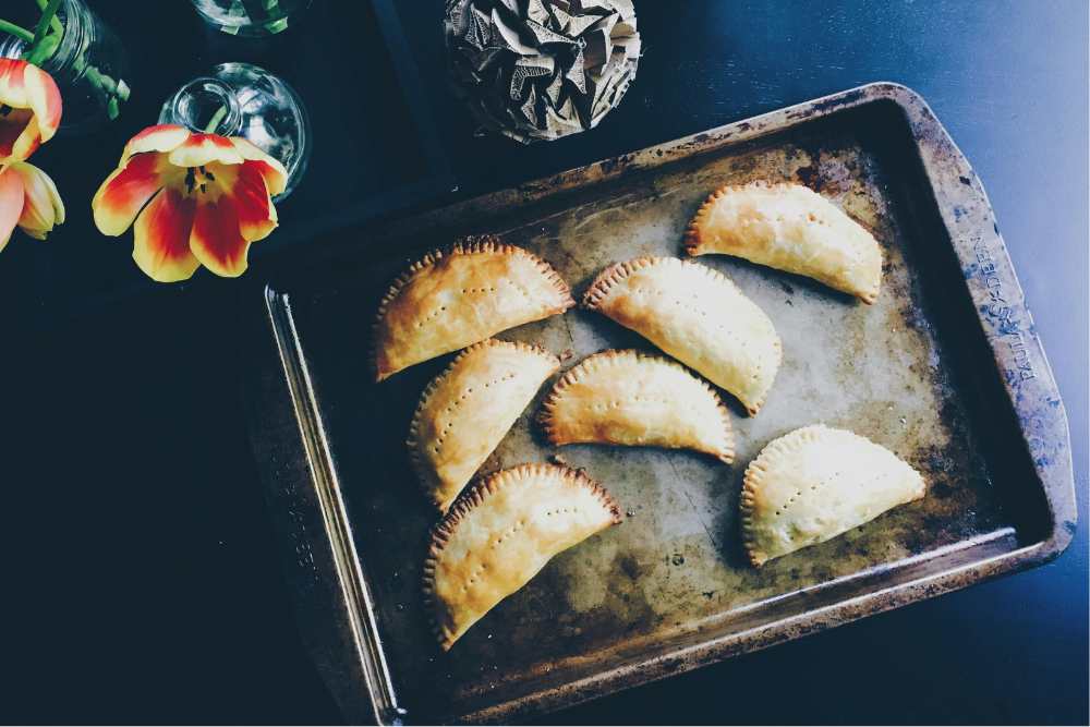 empanada de cecina con queso de cabra y piminentos caramelizados